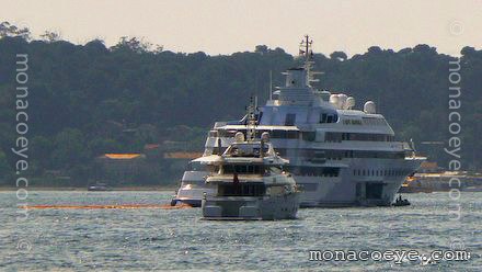 Lady Moura runs aground Cannes