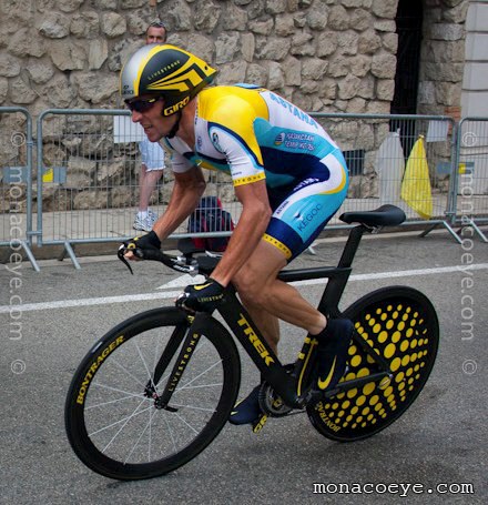Lance Armstrong makes a good start in Stage 1 of the 2009 Tour de France in Monaco